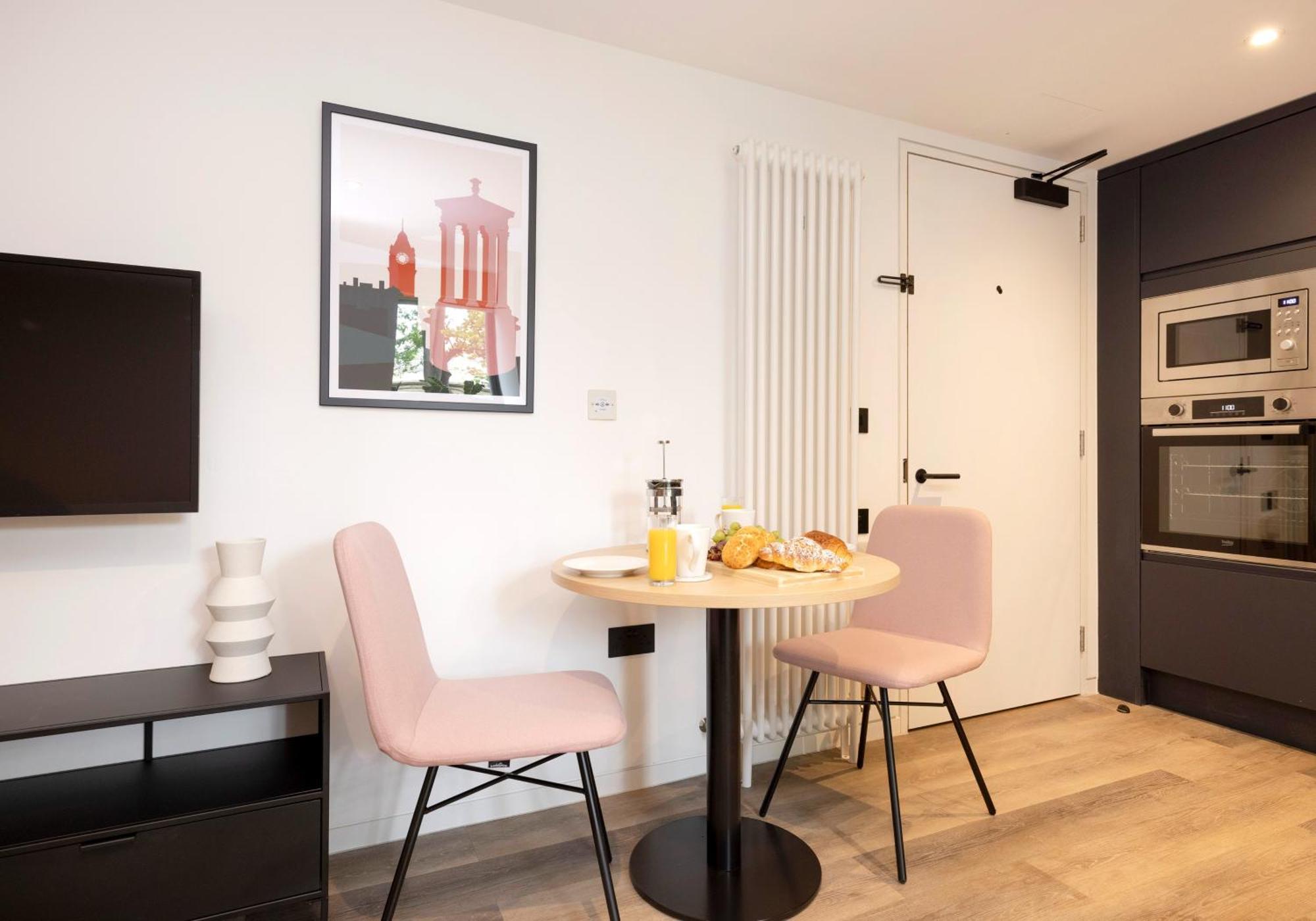 Charming Studios Near Holyrood Park & Calton Hill Единбург Стая снимка