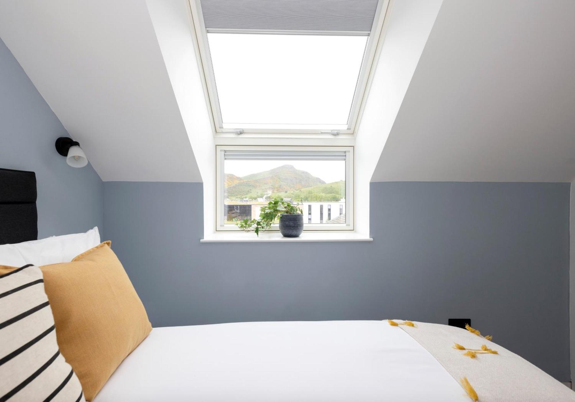 Charming Studios Near Holyrood Park & Calton Hill Единбург Стая снимка
