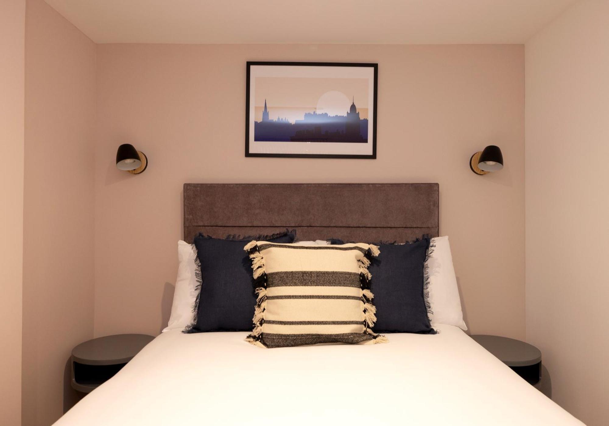 Charming Studios Near Holyrood Park & Calton Hill Единбург Стая снимка
