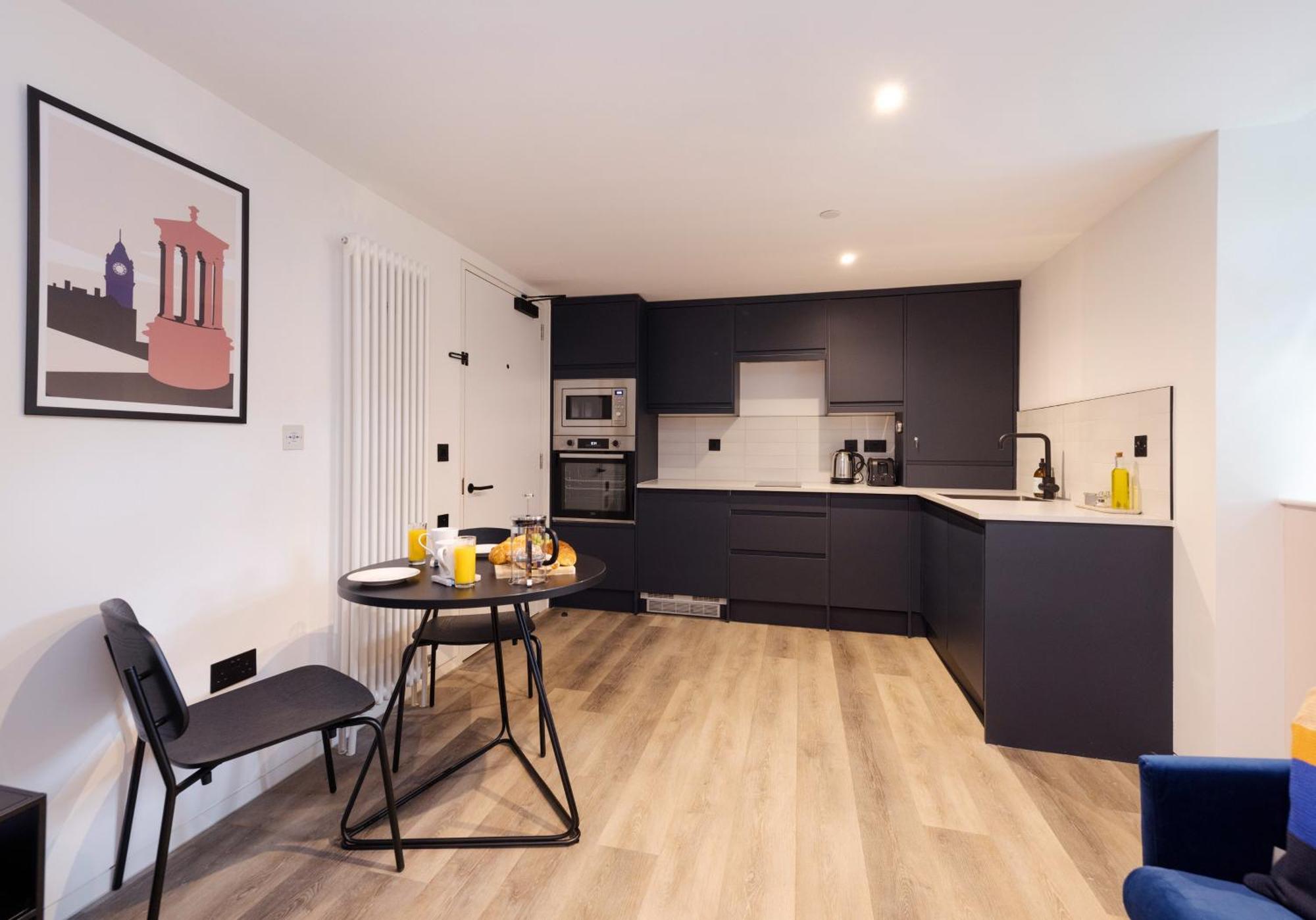 Charming Studios Near Holyrood Park & Calton Hill Единбург Стая снимка