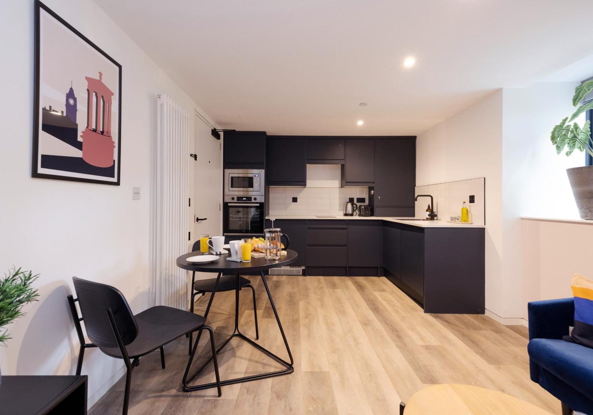 Charming Studios Near Holyrood Park & Calton Hill Единбург Стая снимка