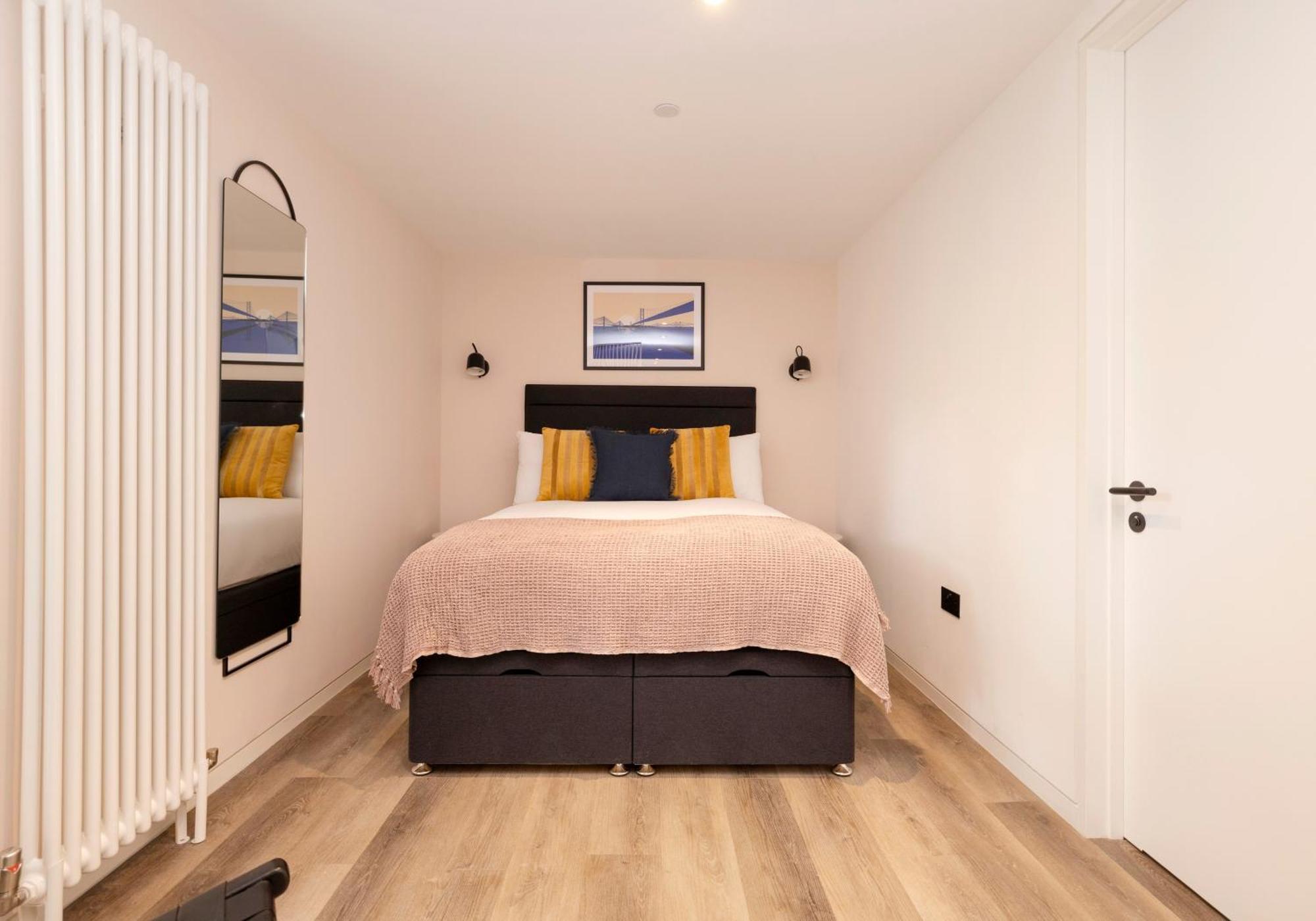 Charming Studios Near Holyrood Park & Calton Hill Единбург Стая снимка