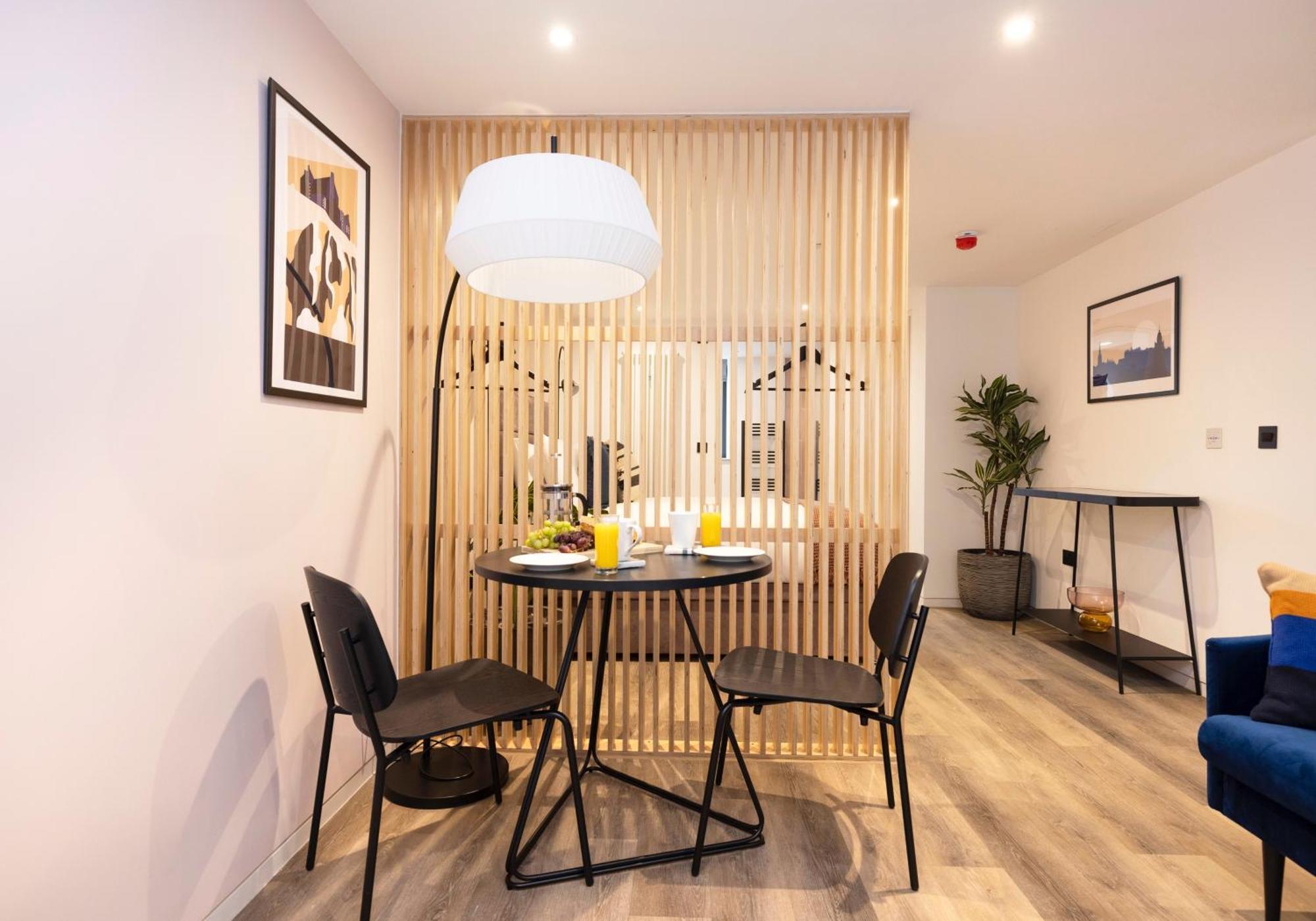 Charming Studios Near Holyrood Park & Calton Hill Единбург Стая снимка